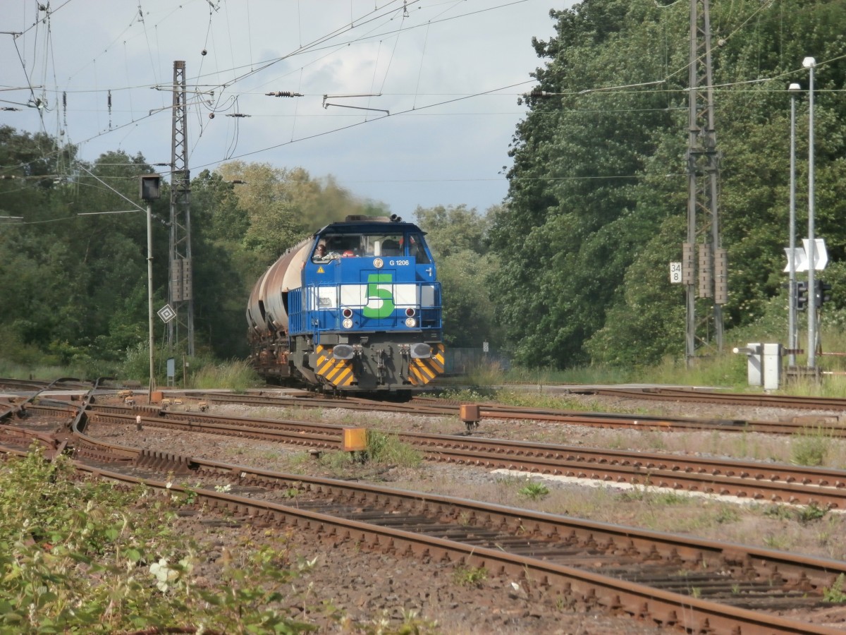 NIAG Nr.5 275 017-8 zieht einen Kalksilozug von Neuss kommend nach Niederaussem.
Gerade überquert der Zug den Bahnübergang Blumenstraße.
Grevenbroich 09.05.2014
