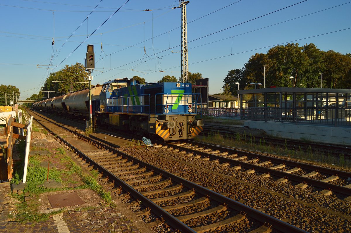 NIAG Nr.7/1275 018 kommt aus Rheidt in den Bahnhof Rommerskirchen eingefahren, am Haken hat sie Kohlestaubwagen. 16.8.2016