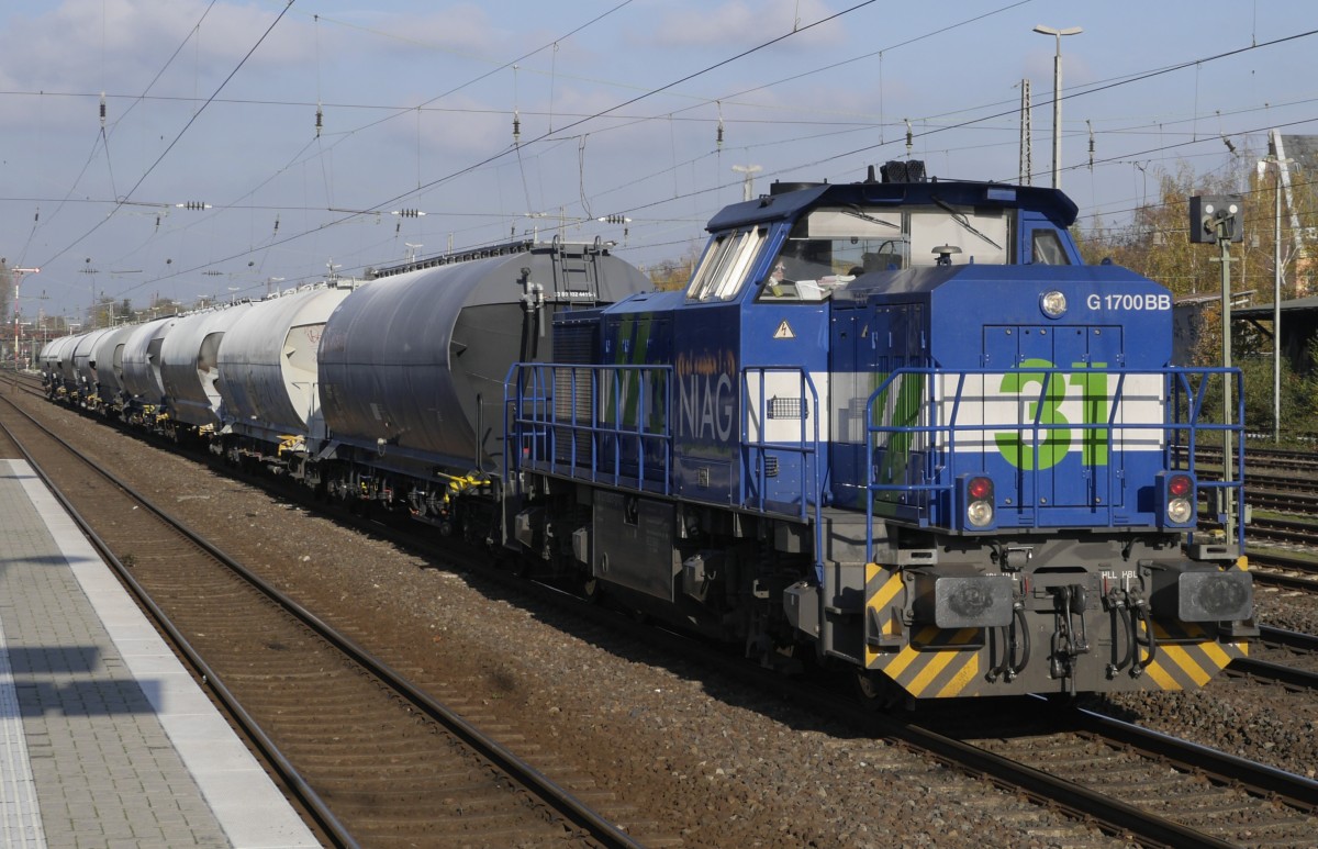 NIAG-V 31 (92 80 1277 802.5 D-VL) mit kurzem Kesselwagenzug in Düsseldorf-Rath, 13.11.14.