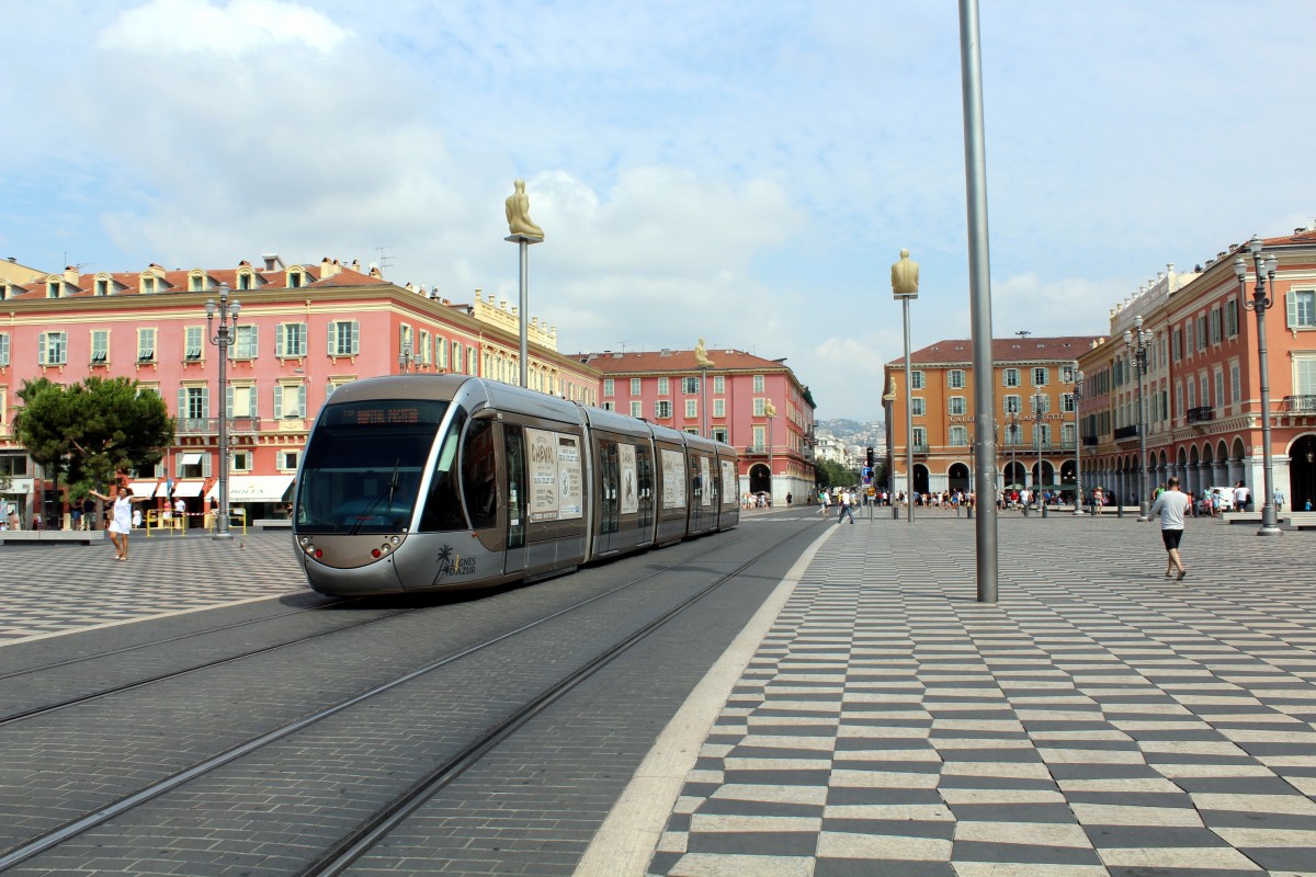Nica / Nizza Lignes d'Azur SL T1 (Alstom Citadis-302 12) Place Masséna am 23. Juli 2015.