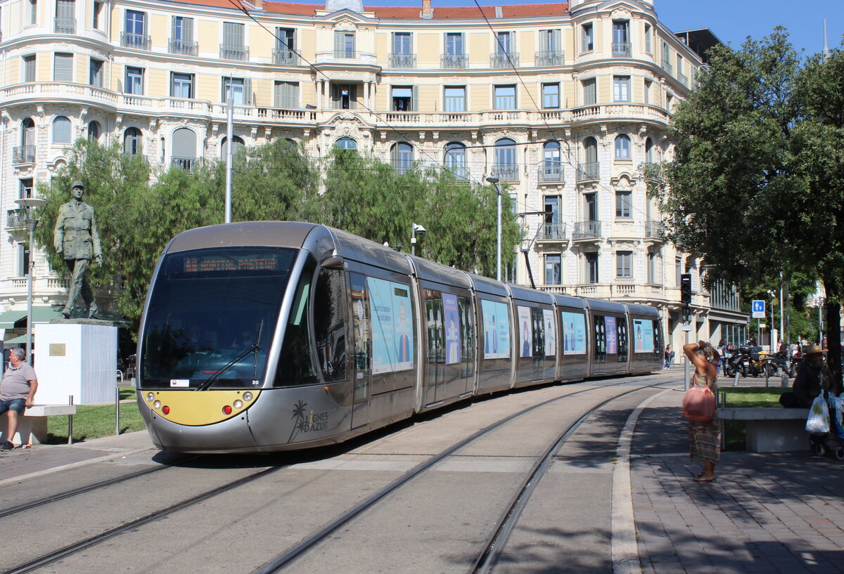 Nice / Nizza Lignes d'Azur Ligne de tramway / SL T1 (Alstom Citadis-402 20) Place de la Gare du Sud am 24 September 2021.