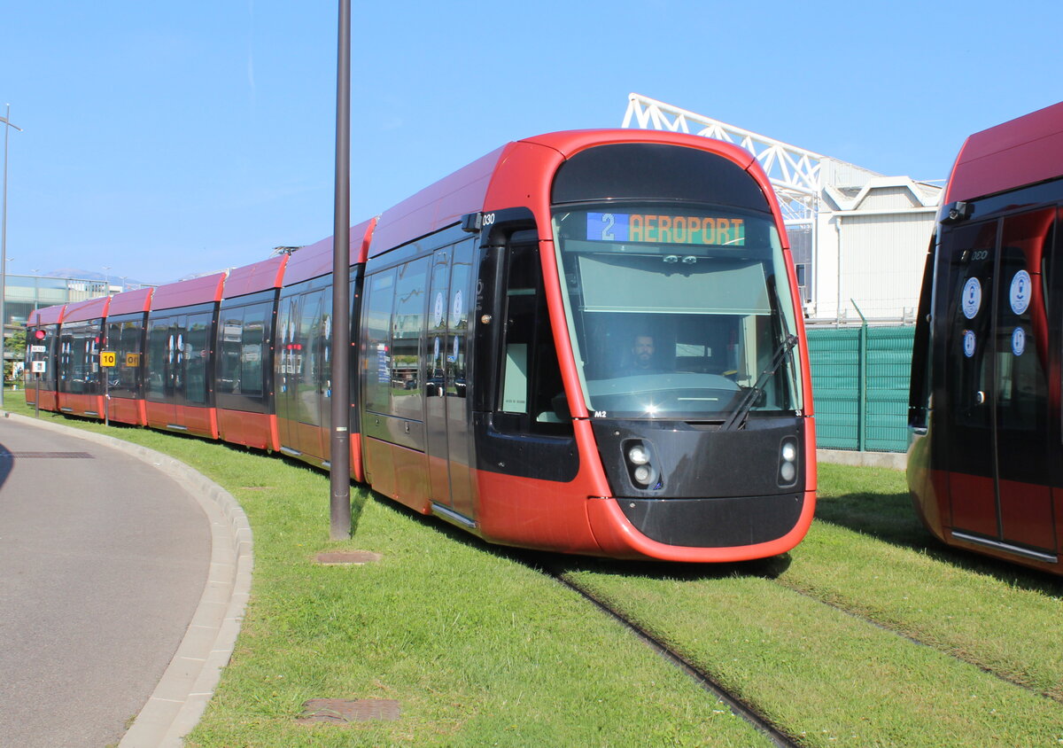 Nice / Nizza Lignes d'Azur Ligne de tramway / SL T2: Der Citadis-X05/405 30 erreicht am 30. September 2021 die Endstation Aéroport Nice-Côte d'Azur Terminal 2. - Auf dem oberirdischen Teil der Linie (80%) fahren die Züge der T2 ohne Oberleitung; die Fahrzeuge besitzen außer einer konventionellen Stromabnehmer eine hoch entwickelte moderne Batterie und einen Unterbodenstromabnehmer, der das  Auftanken  von Strom in den Haltestellen, die mit einer kurzen Stromschiene ausgestattet sind, möglich macht. 