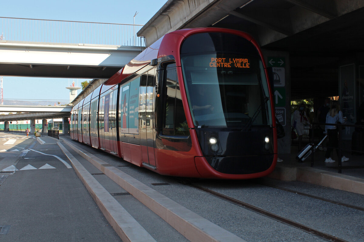 Nice / Nizza Lignes d'Azur Ligne de tramway / SL T2 (Alstom Citadis-X05/405 32) Aéroport Nice-Côte d'Azur Terminal 2 (Endstation). - Die Endhaltestelle (Aus- und Einstieg) befindet sich unmittelbar am Terminal 2, was bewirkt, dass die Flugpassagiere ohne große Mühe und lange Strecken zu Fuß den Eincheckbereich im Terminal erreichen können; auf ähnliche Weise haben ankommende Flugpassagiere einen leichten Zutritt zur Straßenbahn. - Die SL T2 fährt zwischen dem Flughafen und Port Lympia im Zentrum von Nizza. An der Avenue Jean Médecin gibt es Umsteigemöglichkeit zur SL T1.  