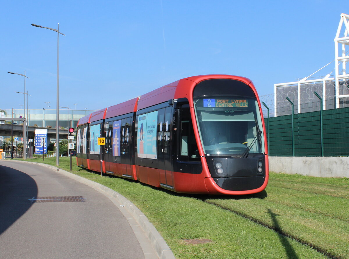 Nice / Nizza Lignes d'Azur Ligne de tramway / SL T2: Am 30. September 2021 verlässt der Citadis-X05/405 32 den Flughafen in Richtung Port Lympia im Zentrum von Nizza. - Auf 80% der Linie fahren die Züge ohne Oberleitung; den Fahrstrom holen sich die Fahrzeuge an den Haltestellen, die mit einer kurzen Stromschiene ausgestattet sind - durch einen Unterbodenstromabnehmer empfängt der Wagen während des Aufenthaltes in der Hst. den Fahrstrom, der dann mittels einer innovativen Batterie für die Weiterfahrt benutzt wird. 