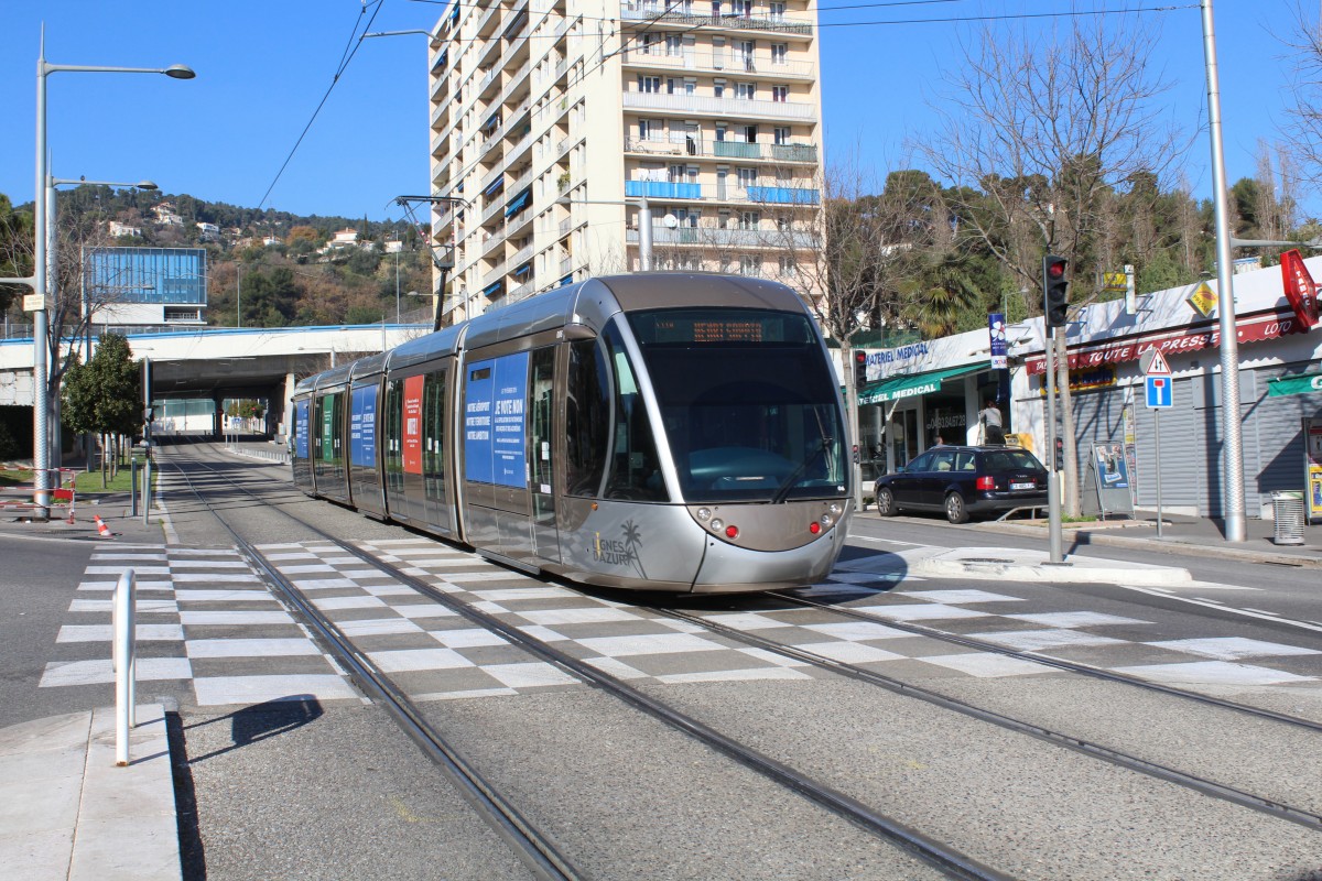 Nice / Nizza Lignes d'Azur SL T1 (Alstom Citadis-302 04) Boulevard Comte de Falicon am 11. Februar 2015.