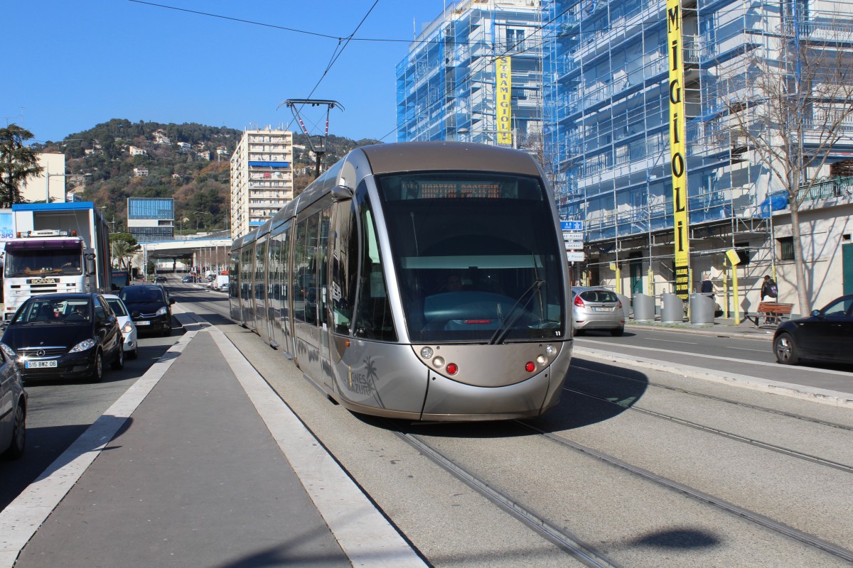 Nice / Nizza Lignes d'Azur SL T1 (Alstom Citadis-302 11) Boulevard Comte de Falicon am 11. Februar 2015.