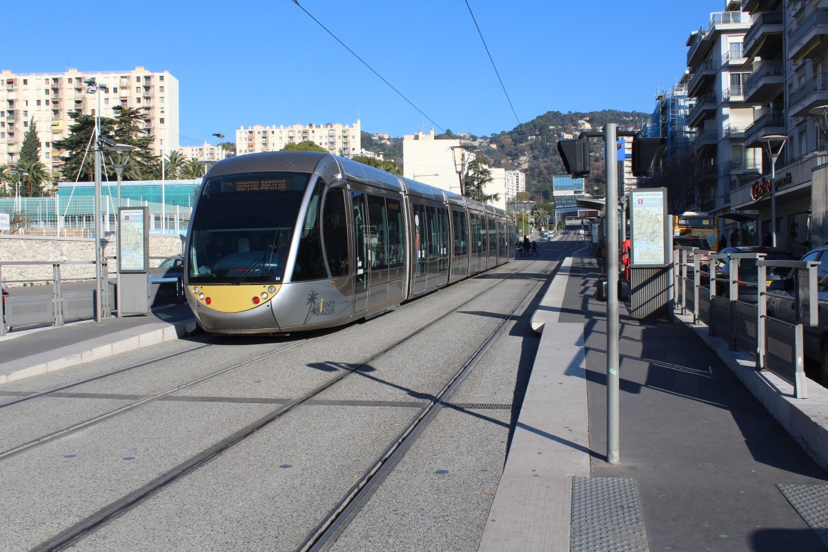 Nice  / Nizza Lignes d'Azur SL T1 (Alstom Citadis-402 23) Arrêt / Hst. Comte de Falicon / Place de la Fontaine du Temple am 11. Februar 2015.