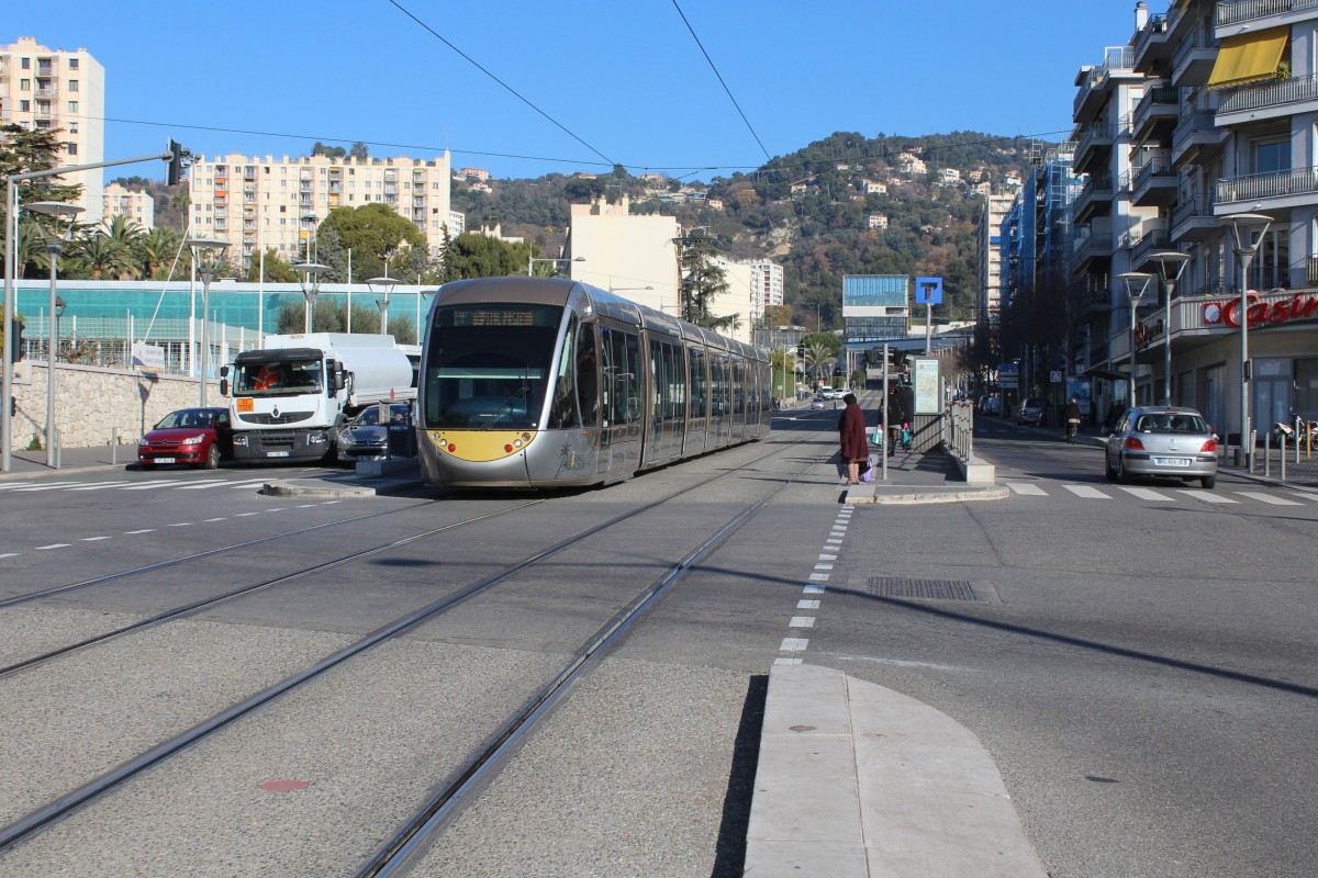 Nice / Nizza Lignes d'Azur SL T1 (Alstom Citadis-402 18) Place de la Fontaine du Temple am 11. Februar 2015.