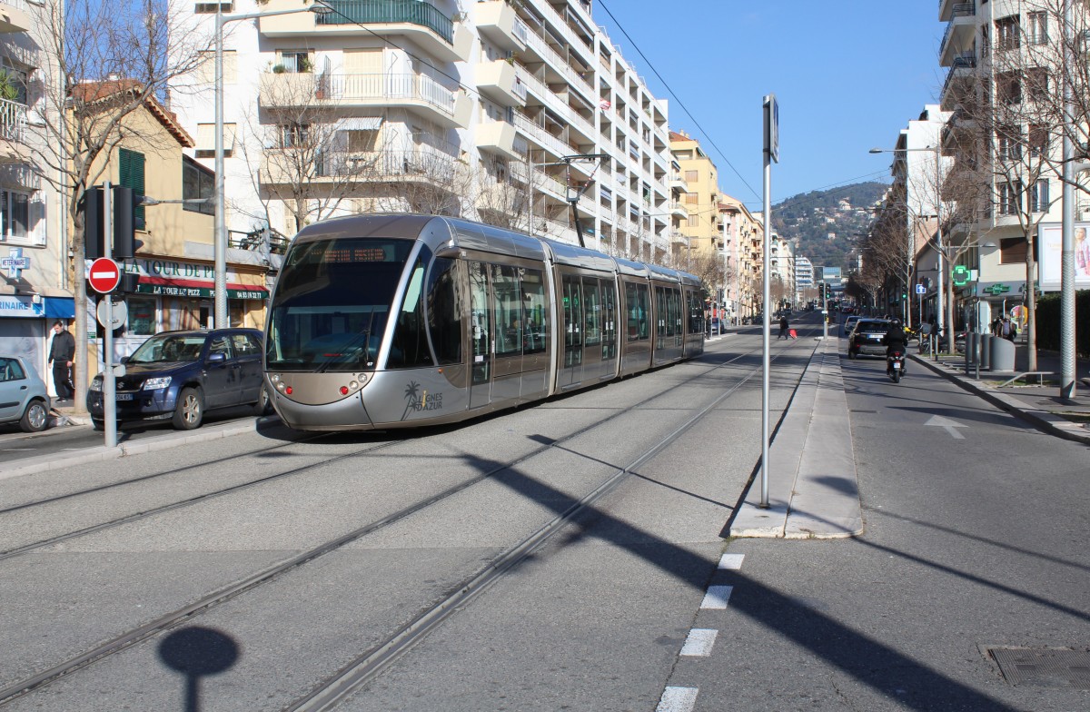 Nice / Nizza Lignes d'Azur SL T1 (Alstom Citadis-302 07) Boulevard de Gorbella am 11. Februar 2015.