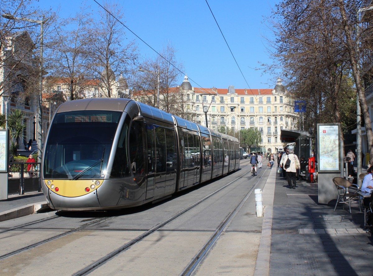 Nice / Nizza Lignes d'Azur SL T1 (Alstom Citadis-402 19) Place de la Gare du Sud / Hst. Libération am 11. Februar 2015.