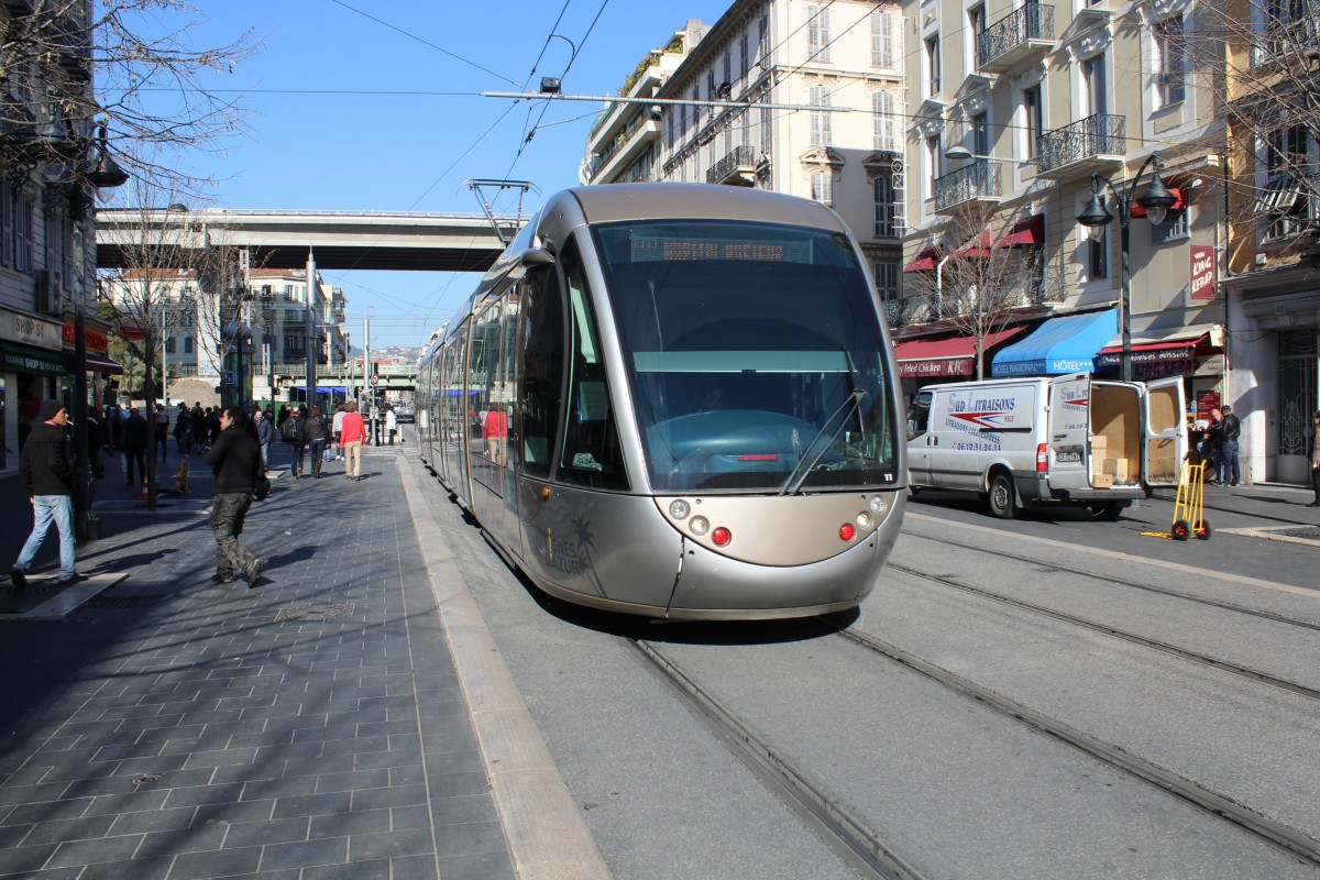 Nice / Nizza Lignes d'Azur SL T1 (Alstom Citadis-302 11) Avenue Jean Médecin am 11. Februar 2015.
