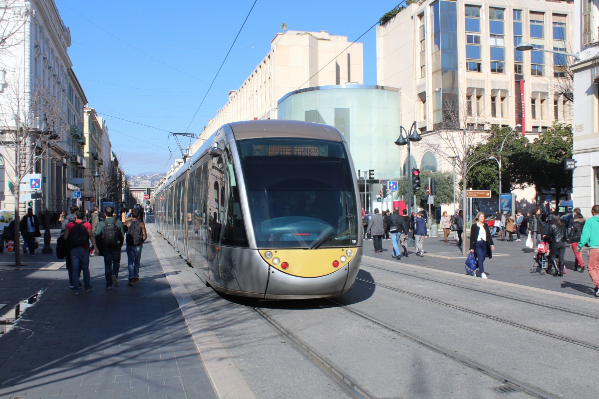 Nice / Nizza Lignes d'Azur SL T1 (Alstom Citadis-402 19) Avenue Jean Médecin / Bd Victor Hugo am 11. Februar 2015.