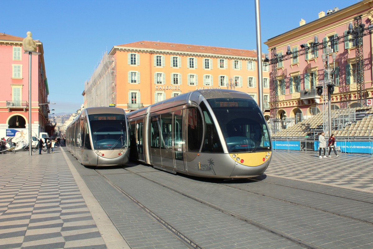 Nice / Nizza Lignes d'Azur SL T1 (Alstom-Citadis-302 12 / -402 26) Place Masséna am 11. Februar 2015. - Wie man deutlich sehen kann, fährt die Strassenbahn hier ohne Oberleitung.