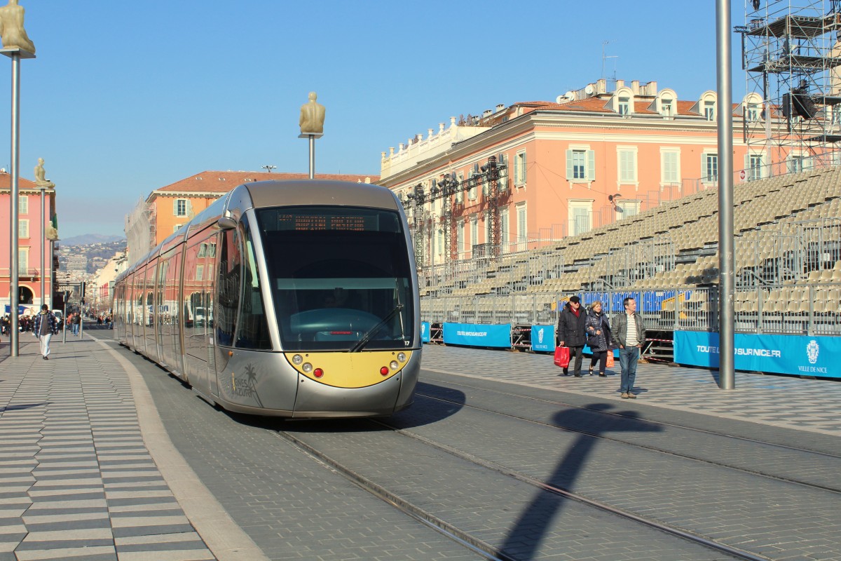 Nice / Nizza Lignes d'Azur SL T1 (Alstom Citadis-402 17) Place Masséna am 11. Februar 2015. - Auf der Strecke zwischen Avenue Jean Médecin / Place Masséna (Hst. Masséna) und Place Garibaldi / Avenue de la République (Hst. Garibaldi) fahren die Nizzaer Strassenbahnen ohne Oberleitung. 