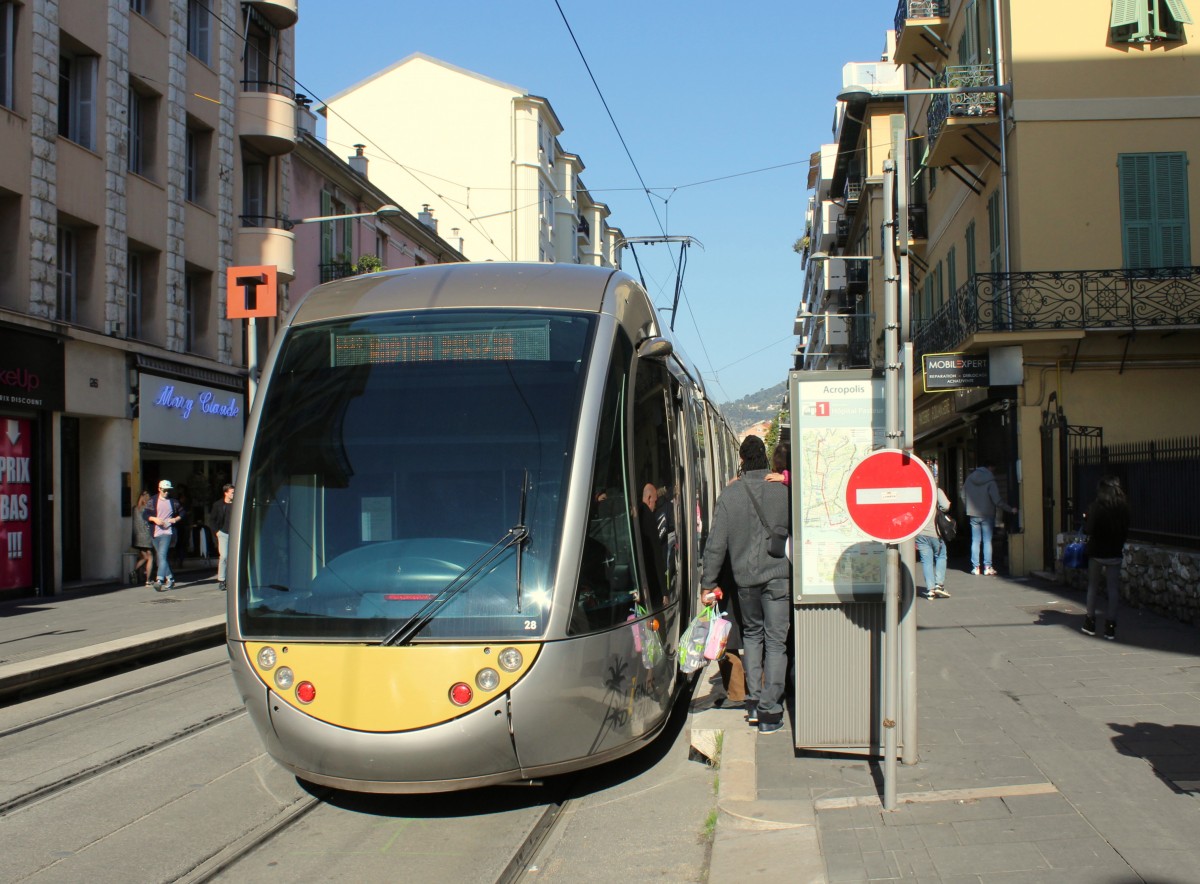 Nice / Nizza Lignes d'Azur SL T1 (Alstom Citadis-402 28) Avenue de la République (Hst. Acropolis) am 11. Februar 2015.