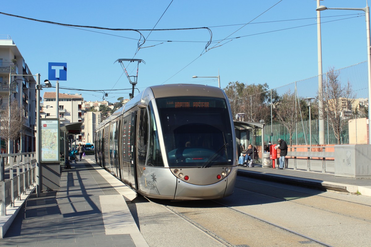 Nice / Nizza Lignes d'Azur SL T1 (Alstom Citadis-302 04) Boulevard Francois Mitterand (Hst. Vauban) am 12. Februar 2015. - Die Bahn fährt in Richtung Hôpital Pasteur.