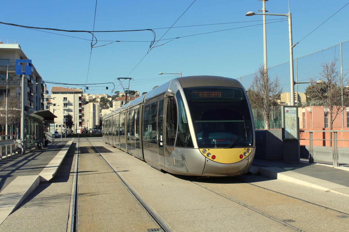 Nice / Nizza: Lignes d'Azur SL T1 (Alstom Citadis-402 24) Boulevard Francois Mitterand (Hst. Vauban) am 12. Februar 2015. - Die Bahn fährt in Richtung Las Planas / Henri Sappia.