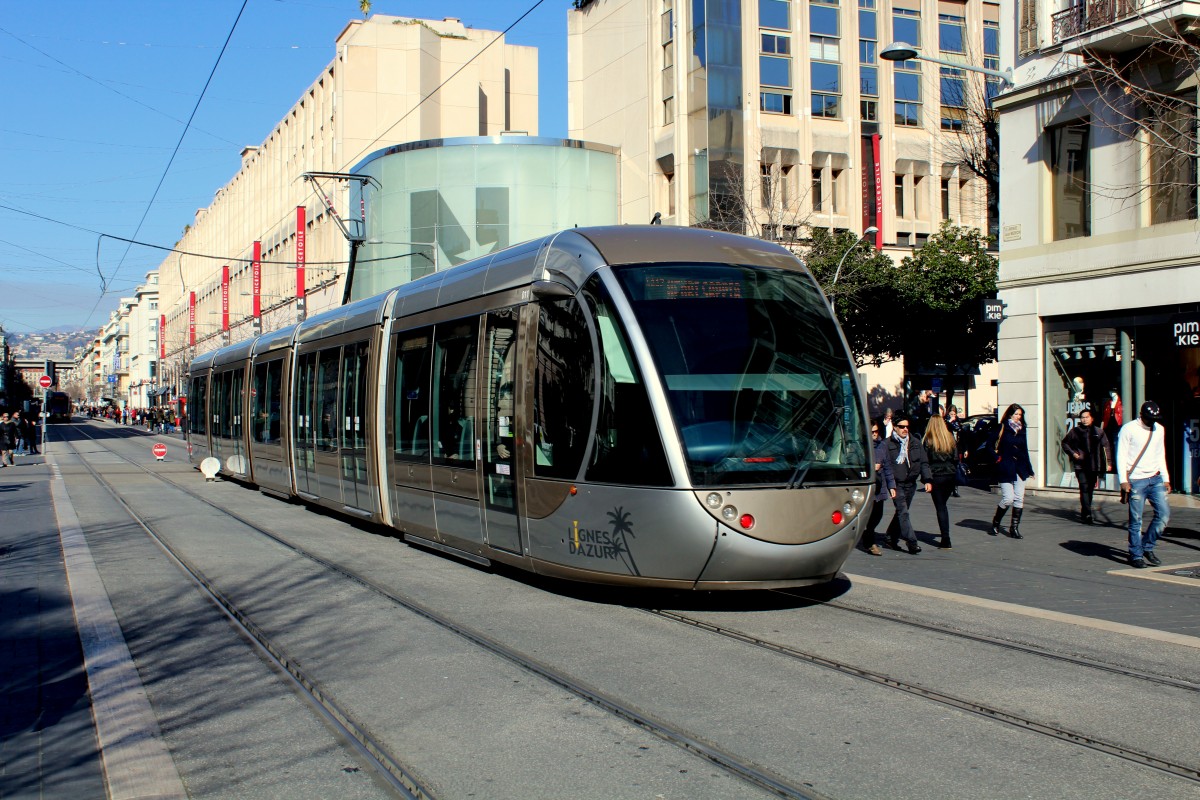 Nice / Nizza Lignes d'Azur SL T1 (Alstom Citadis-302 11) Avenue Jean Médecin / Boulevard Dubouchage / Centre Commercial Nice Étoile am 11. Februar 2015.