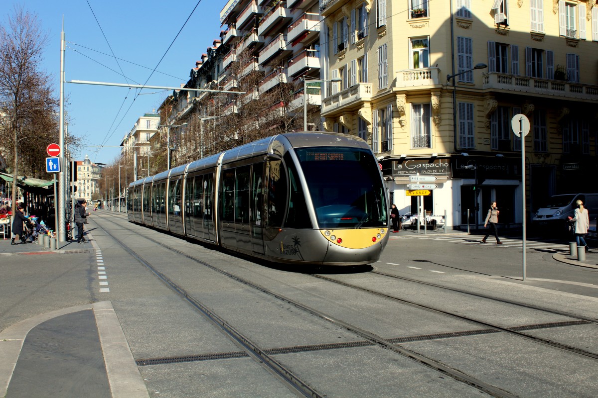 Nice / Nizza Lignes d'Azur SL T1 (Alstom Citadis-402 28) Avenue Malausséna am 11. Februar 2015. 