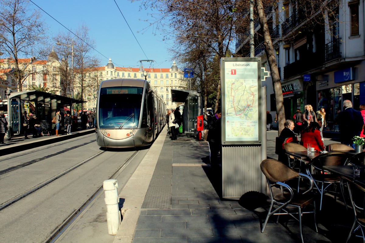 Nice / Nizza Lignes d'Azur SL T1 (Alstom Citadis-302 13) Place de la Gare du Sud (Hst. Libération) am 11. Februar 2015.