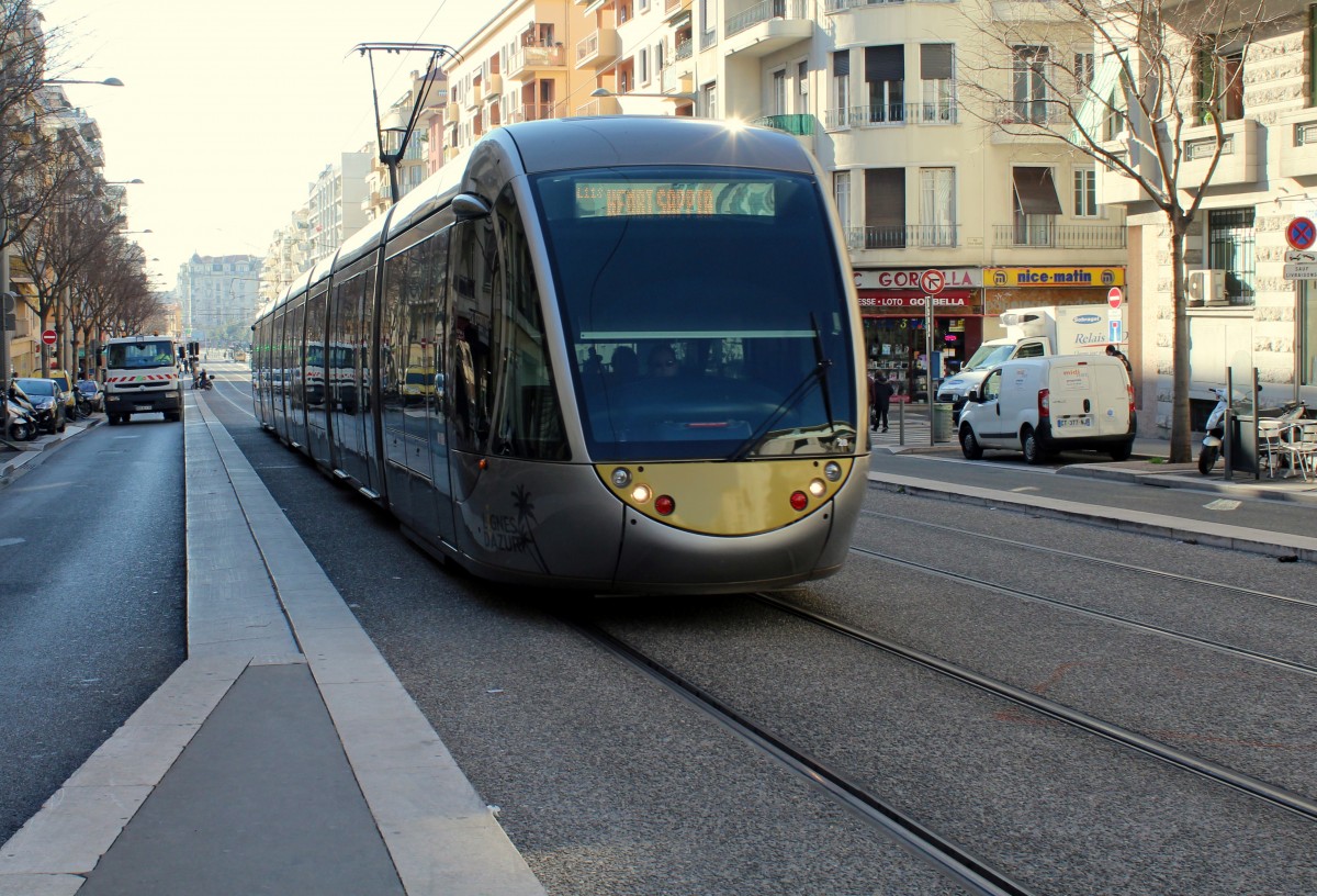 Nice / Nizza Lignes d'Azur SL T1 (Alstom Citadis-402 28) Boulevard de Gorbella am 11. Februar 2015.