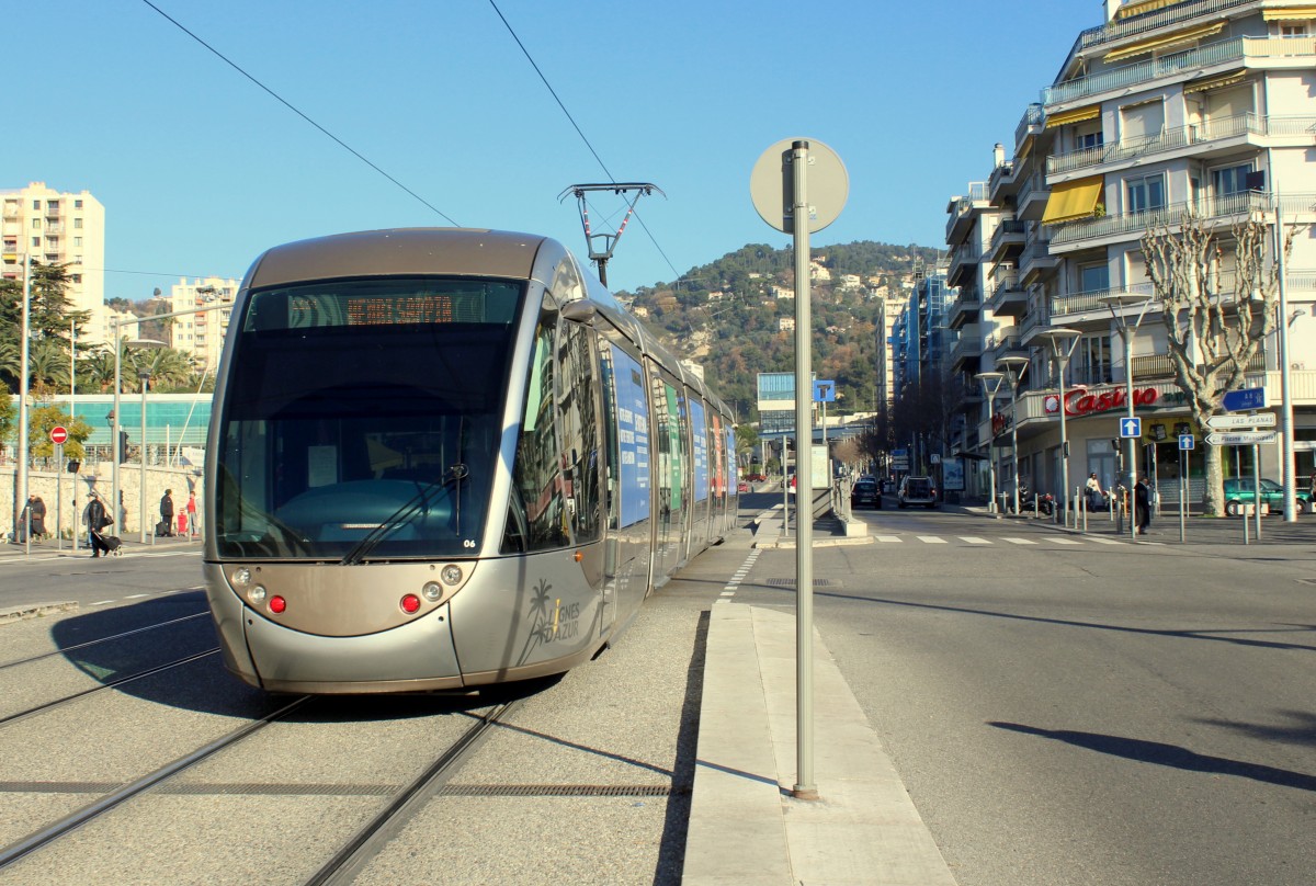 Nice / Nizza Lignes d'Azur SL T1 (Alstom Citadis-302 06) Place de la Fontaine du Temple am 11. Februar 2015. - Die Strassenbahn nähert sich der letzten Haltestelle (Comte de Falicon) vor der Endstation (Las Planas, Henri Sappia), die sich am Ende des Boulevard Comte de Falicon, dh. im Hintergrund nach der Auffahrt zur Autobahn A8 (54, Nice Nord), befindet. Dort gibt es ein Depot und eine Werkstätte.
