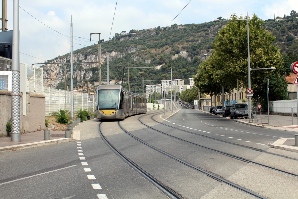 Nice / Nizza Lignes d'Azur SL T1 (Alstom Citadis-402 17) Boulevard Pierre Sémard / Boulevard Virgile Barel am 23. Juli 2015.