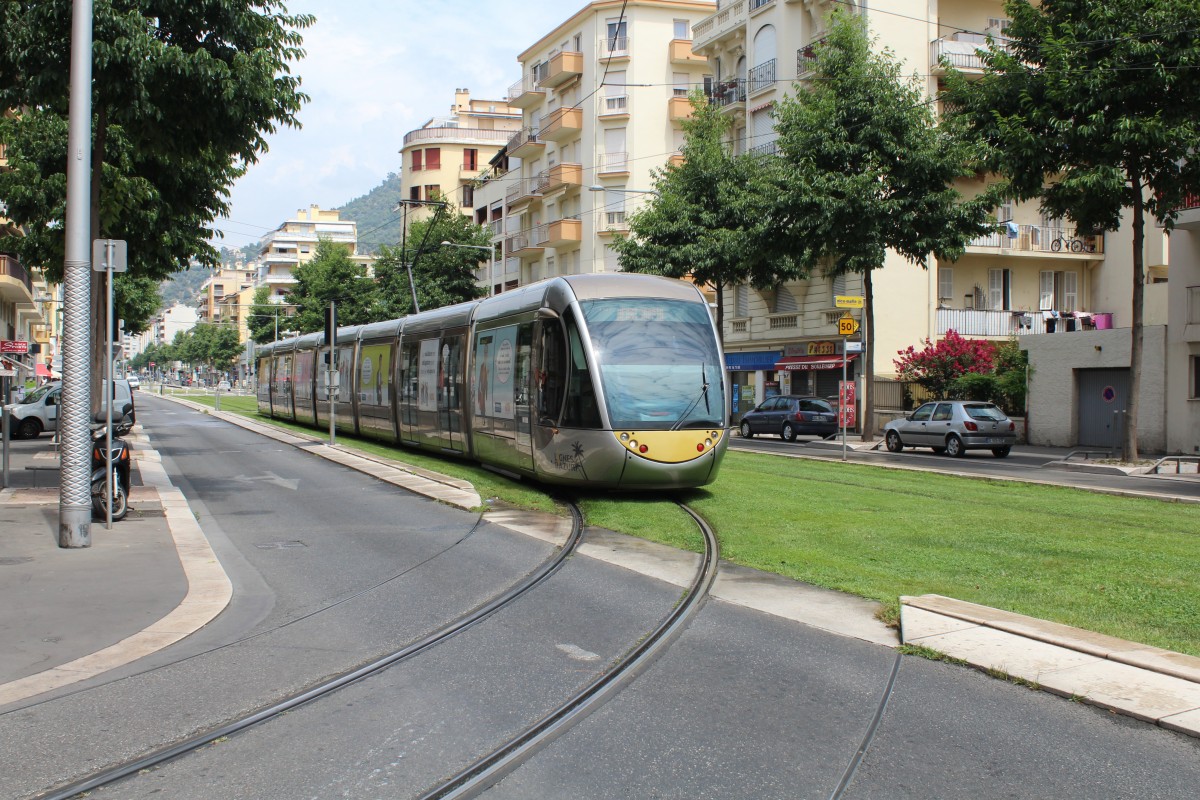 Nice / Nizza Lignes d'Azur SL T1 (Alstom Citadis-402 25) Boulevard Saint-Roch / Rue de Sospel am 23. Juli 2015.