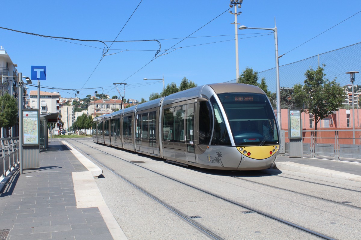 Nice / Nizza Lignes d'Azur SL T1 (Alstom Citadis-402 14) Boulevard Francois Mitterand (Hst. Vauban) am 25. Juli 2015.