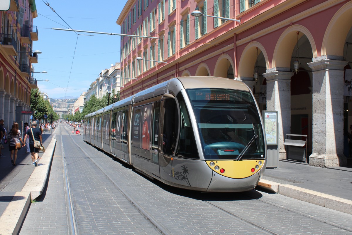 Nice / Nizza Lignes d'Azur SL T1 (Alstom Citadis-402 17) Avenue Jean Médecin (Hst. Masséna) am 25. Juli 2015.