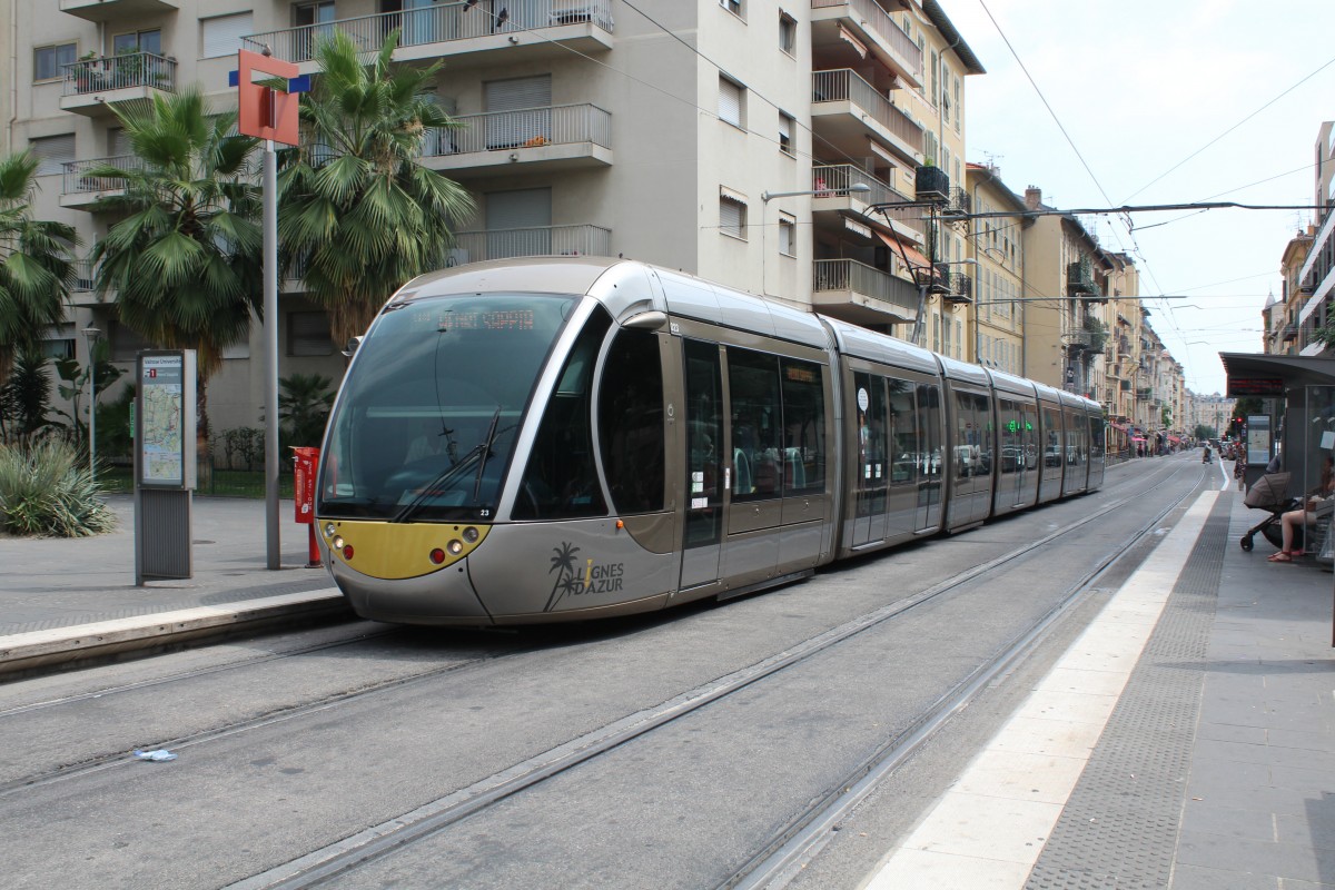Nice / Nizza Lignes d'Azur SL T1 (Alstom Citadis-402 23) Avenue Borriglione (Hst. Valrose Université) am 23. Juli 2015.