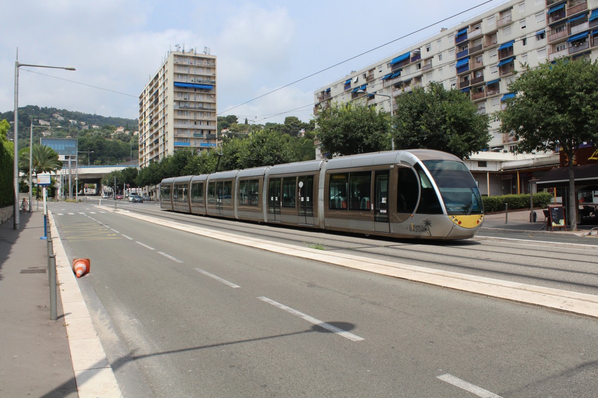 Nice / Nizza Lignes d'Azur SL T1 (Alstom Citadis-402 18) Boulevard Comte de Falicon am 23. Juli 2015.