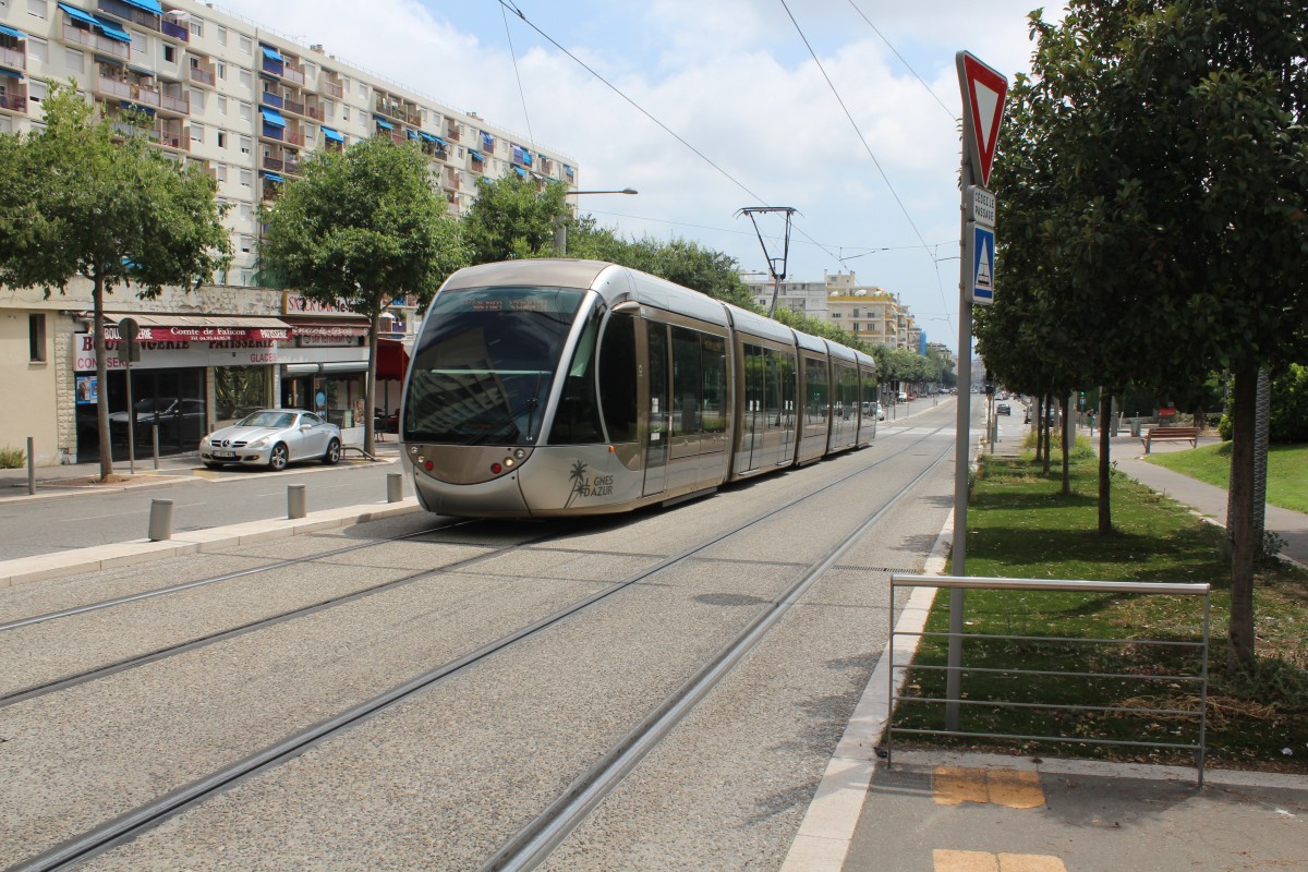 Nice / Nizza Lignes d'Azur SL T1 (Alstom Citadis-302 04) Boulevard Comte de Falcon (kurz vor der Endstation Henri Sappia (Las Planas)). Datum: 23. Juli 2015.