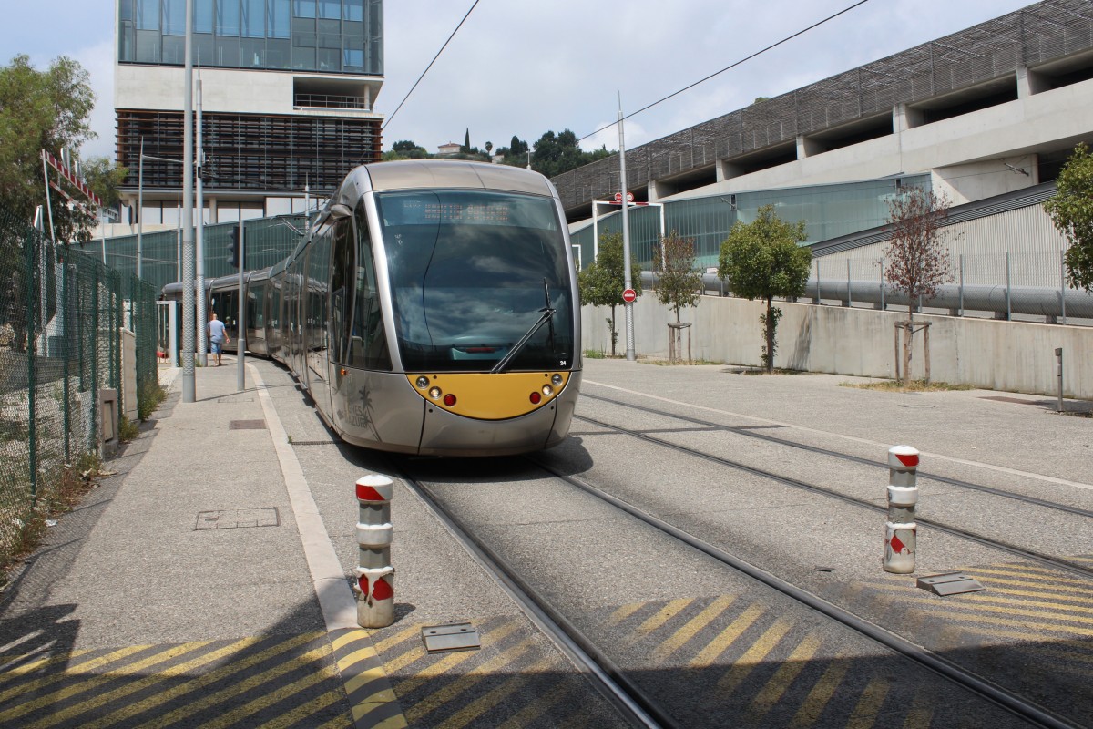 Nice / Nizza Lignes d'Azur SL T1 (Alstom Citadis-402 24) Las Planas am 23. Juli 2015. - Die Straßenbahn hat gerade die Endstation Henri Sappia verlassen und fährt in Richtung Hôpital Pasteur.
