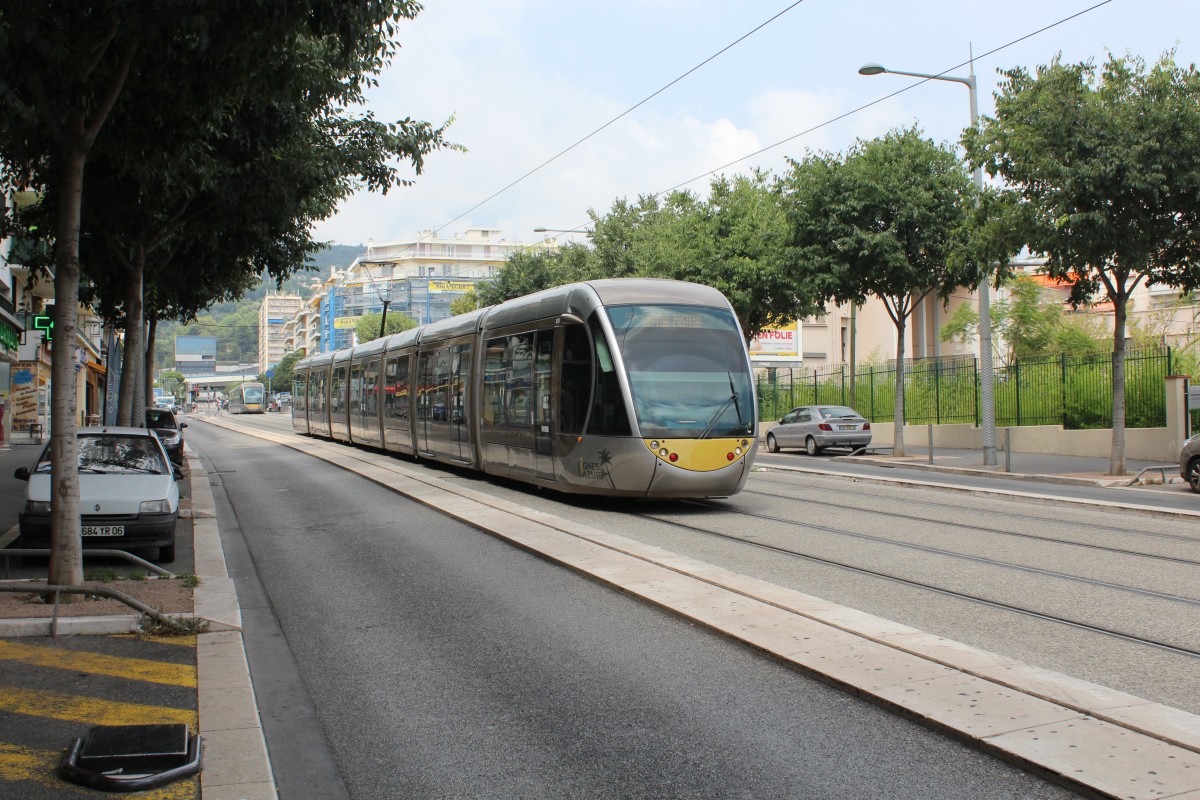 Nice / Nizza Lignes d'Azur SL T1 (Alstom Citadis-402 18) Boulevard de Gorbella am 23. Juli 2015.  