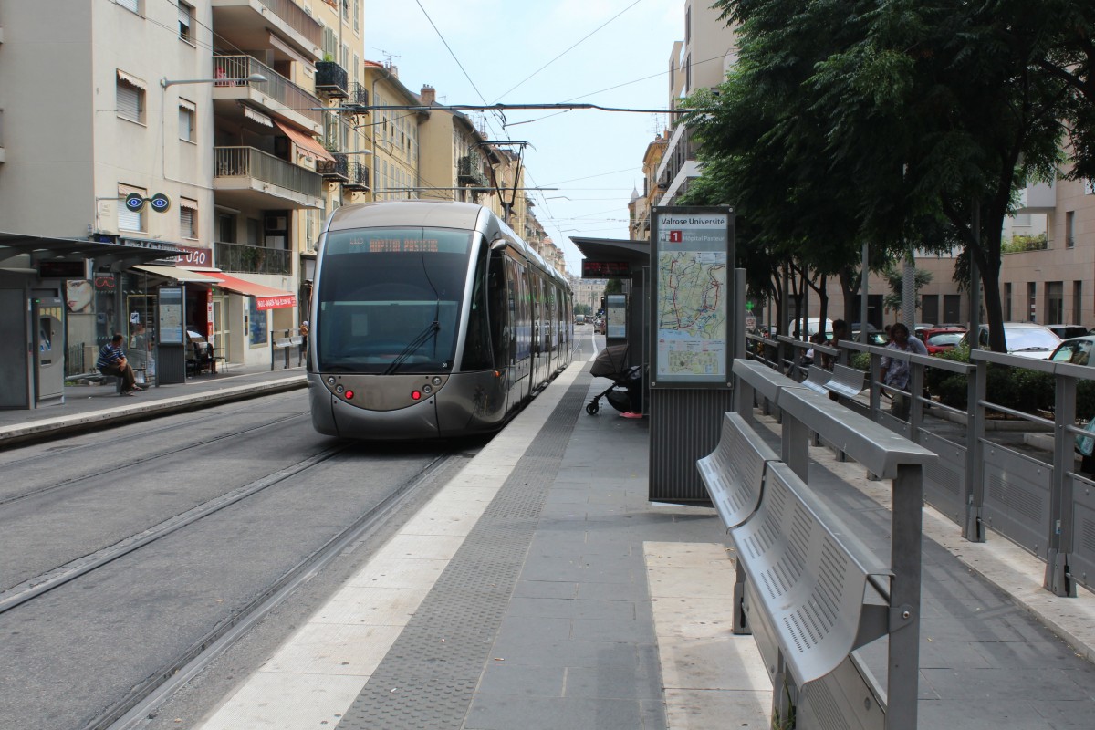 Nice / Nizza Lignes d'Azur SL T1 (Alstom Citadis-302 01) Avenue Borriglione (Hst. Valrose Université) am 23. Juli 2015.