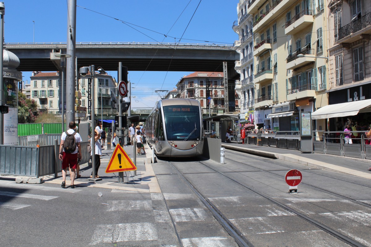 Nice / Nizza Lignes d'Azur SL T1 (Alstom Citadis-302 02) Avenue Jean Médecin (Hst. Gare Thiers) am 25. Juli 2015.