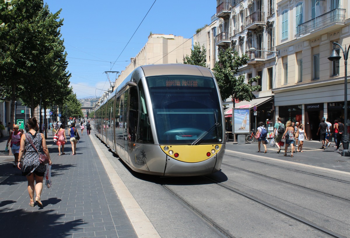 Nice / Nizza Lignes d'Azur SL T1 (Alstom Citadis-402 19) Avenue Jean Médecin / Boulevard Victor Hugo am 25. Juli 2015.
