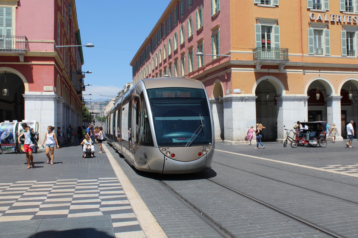 Nice / Nizza Lignes d'Azur SL T1 (Alstom Citadis-302 12) Place Masséna am 25. Juli 2015. - Von der Haltestelle Masséna bis zur Haltestelle Opéra Vieille Ville fährt die Straßenbahn ohne Oberleitung.