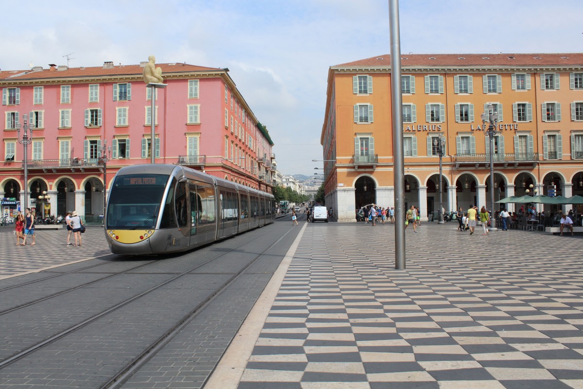 Nice / Nizza Lignes d'Azur SL T1 (Alstom-Citadis-402 21) Place Masséna am 23. Juli 2015. - Zwischen den Haltenstellen Masséna und Opéra Vieille Ville (Boulevard Jean Jaurès) gibt es eine kurze Strecke ohne Oberleitung.