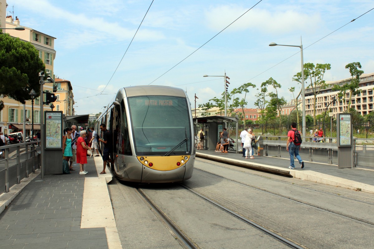 Nice / Nizza Lignes d'Azur SL T1 (Alstom Citadis-402 27) Boulevard Jean Jaurès (Hst. Opéra - Vieille Ville) am 23. Juli 2015.