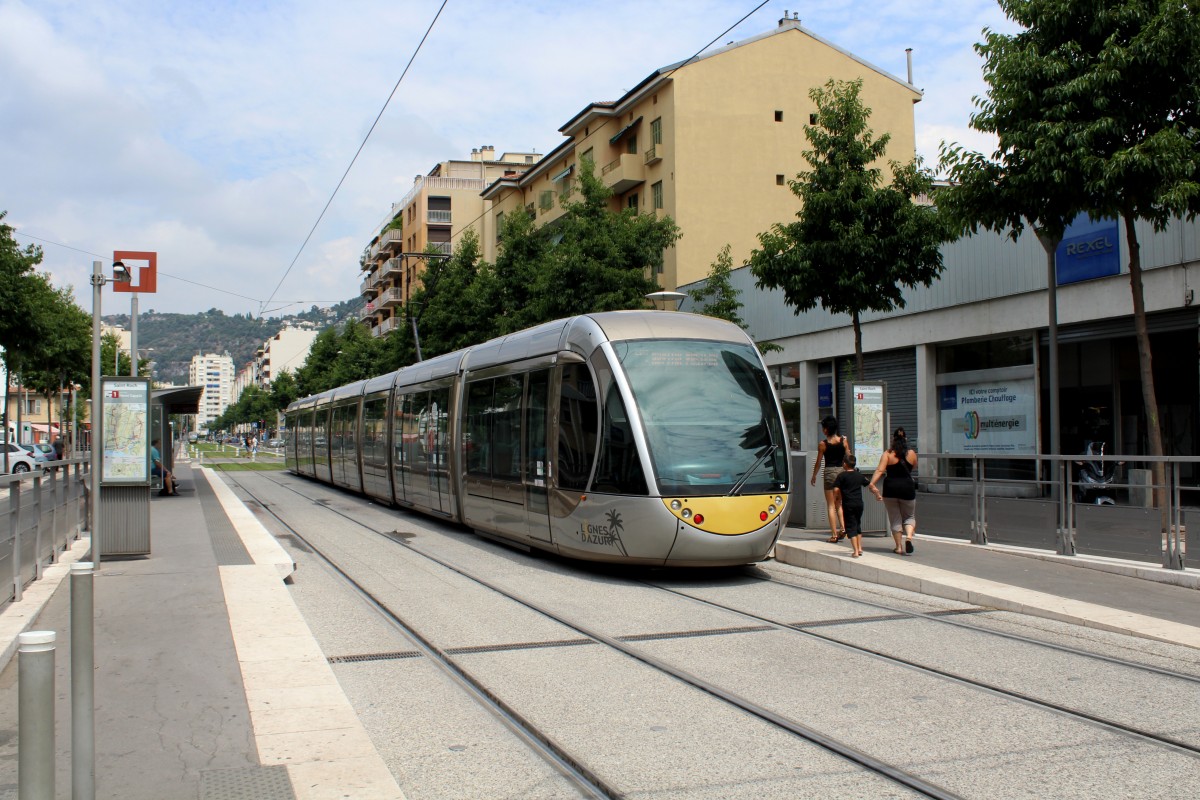 Nice / Nizza Lignes d'Azur SL T1 (Alstom Citadis-402 24) Boulevard Saint Roch (Hst. Saint-Roch) am 23. Juli 2015.