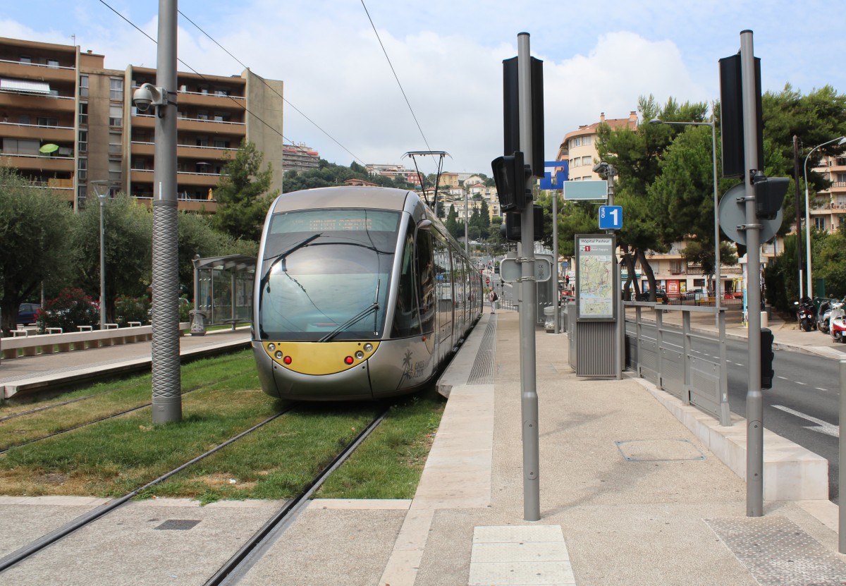 Nice / Nizza Lignes d'Azur SL T1 (Alstom Citadis-402 18) Voie Romaine (Endhaltestelle Hôpital Pasteur, Gleis 1) am 23. Juli 2015.