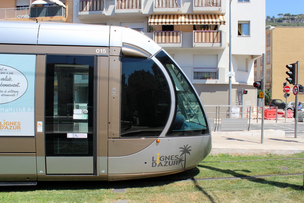Nice / Nizza Lignes d'Azur SL T1 (Alstom Citadis-402 15) Voie Romaine (Endhaltestelle Hôpital Pasteur) am 25. Juli 2015.