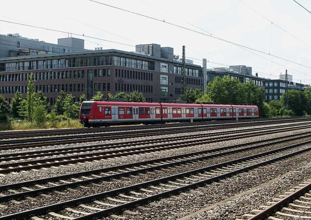 Nicht alle S-Bahnlinien der Münchner S-Bahn verkehren über den Stamm oder den Hauptbahnhof. Eine Ausnahme bildet die S20. Der gezeigte ET423 ist auf dem Weg von Pasing nach Höllriegelskreuth und fährt auf direkten Weg von Pasing zum Heimeranplatz und von dort weiter in Richtung Siemenswerke.
Aufnahme am 10.7.13 in München-Laim vom Bahnsteig aus.