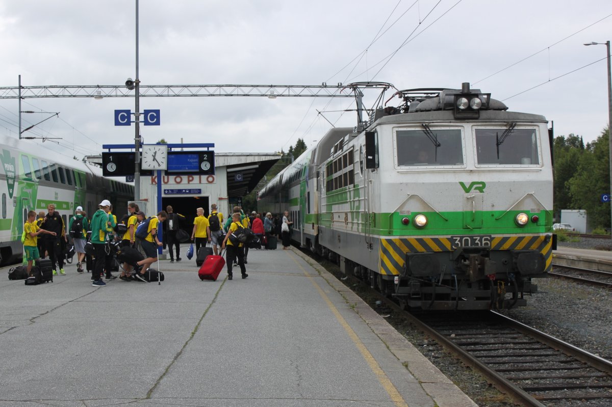 Nicht alle Züge auf der Strecke durch die Mitte von Finnland fahren von Süden nach Norden durch. Mittags wird ein Zugpaar in Kuopio gebrochen. Links steht IC63 der Kuopio aus Richtung Helsinki erreichte. Zur Weiterfahrt nach Kajaani steht IC713 am Bahnsteig gegenüber bereit. Aufnahmedatum: 27.07.2017