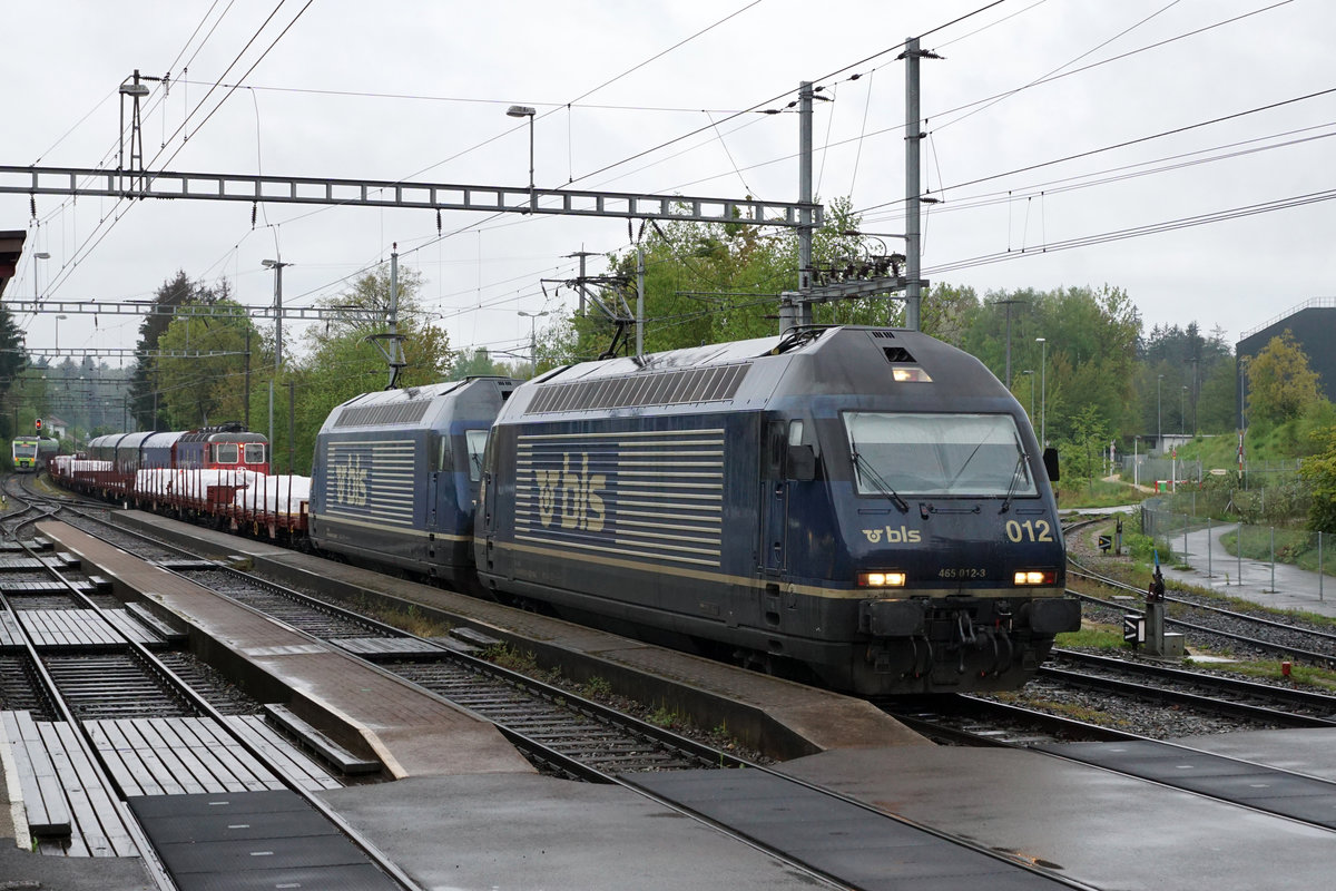 Nicht alltäglicher Güterzug in Gerlafingen mit den beiden noch blauen Re 465 012-3 und Re 465 003-3 von BLS CARGO am frühen Morgen des 10. Mai 2019 verewigt.
Foto: Walter Ruetsch 