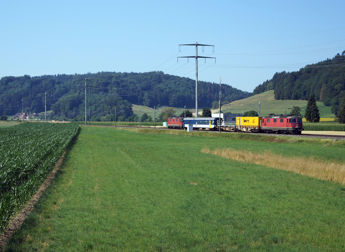 Nicht alltäglicher Messzug mit zwei BOBO an beiden Enden bei Hermiswil in Richtung Burgdorf unterwegs am 24. Juli 2019.
Foto: Walter Ruetsch