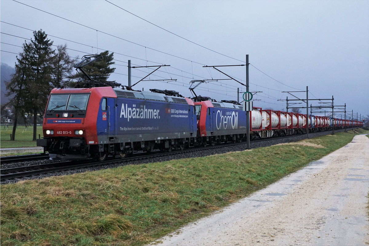 Nicht alltäglicher TWS  SIRUPZUG  Karlsruhe - Aarberg mit der einmaligen Re 482 Doppeltraktion  Alpäzähmer  und  ChemOil  bei Niederbipp am 4. Februar 2020 bei strömendem Regen und sehr schlechten Lichtverhältnissen.
Foto: Walter Ruetsch 