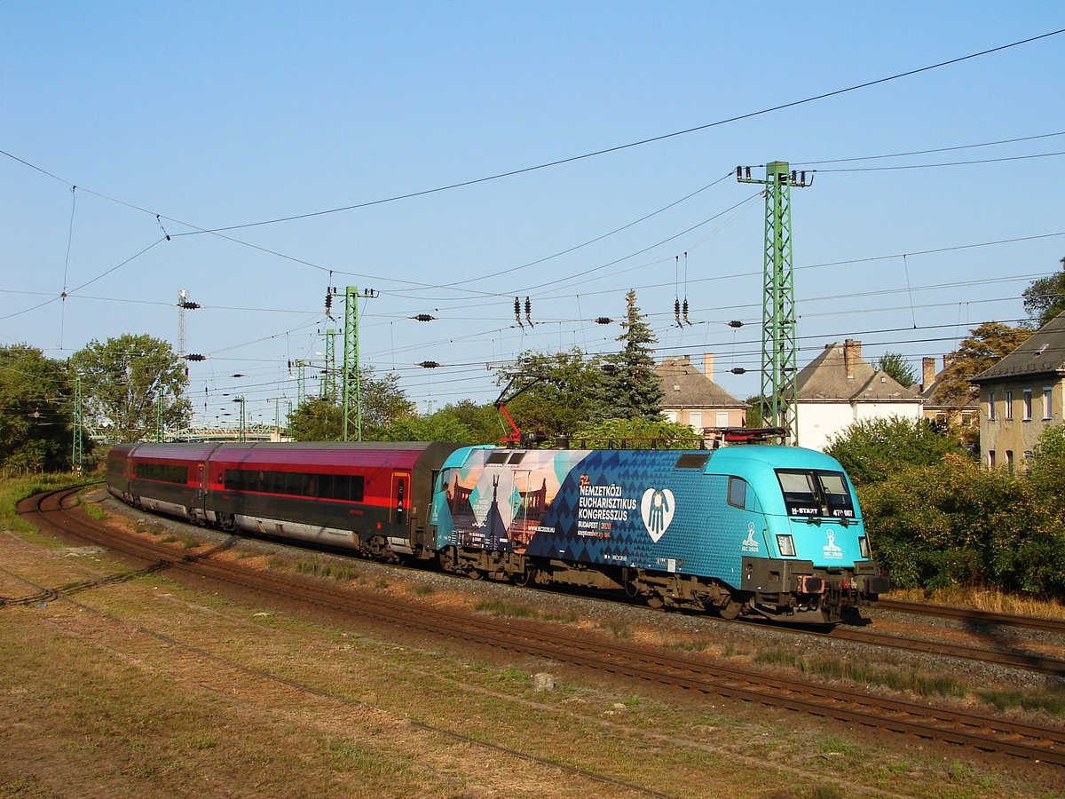 Nicht alltägliches Sichtung in KBS 1 in Ungarn: MÁV Start 470 007 mit dem RailjetX 68 nach München mit ca. 85 Minuten Verspätung. 
Komárom, 11.08.2019.